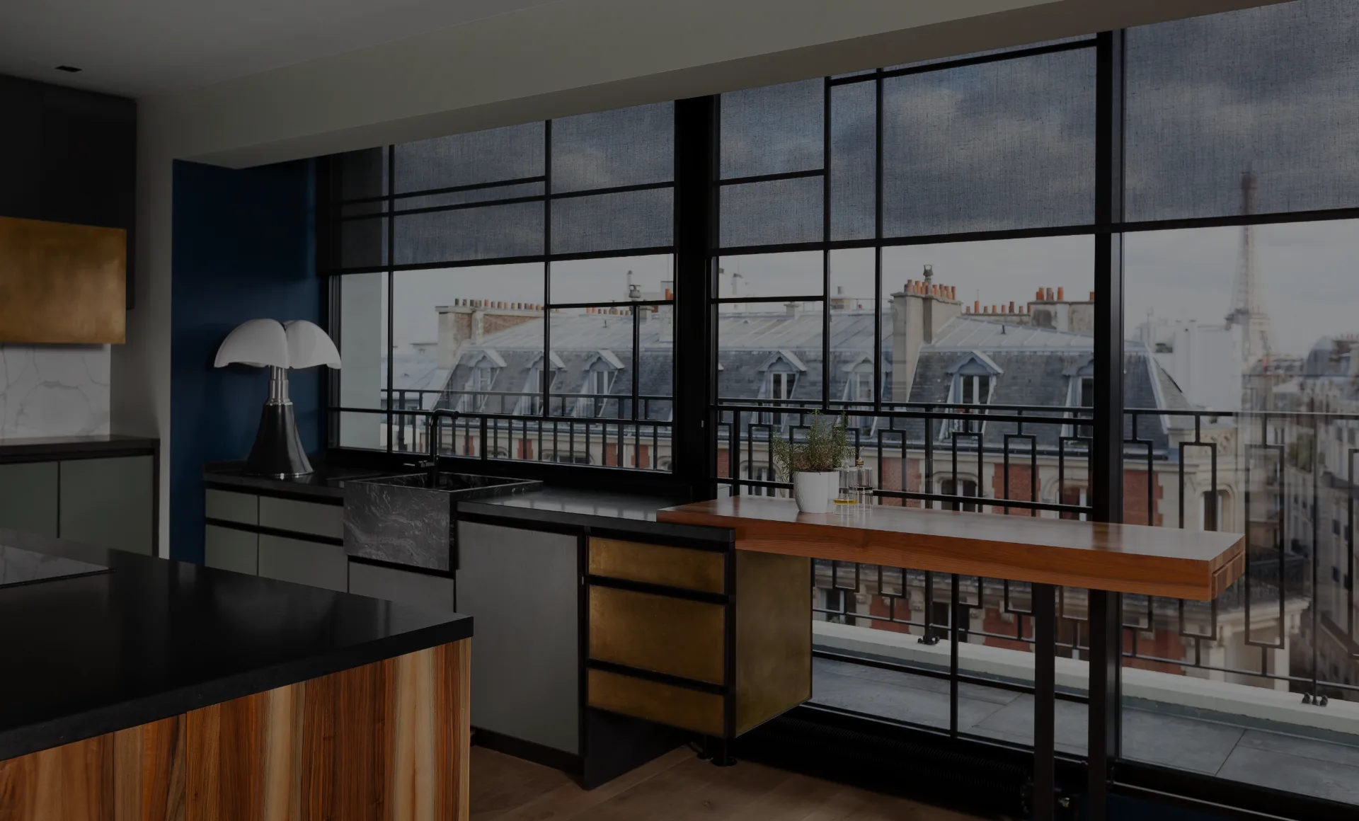 Cuisine sur-mesure d'un appartement parisien, vue sur les toits et la tour Eiffel