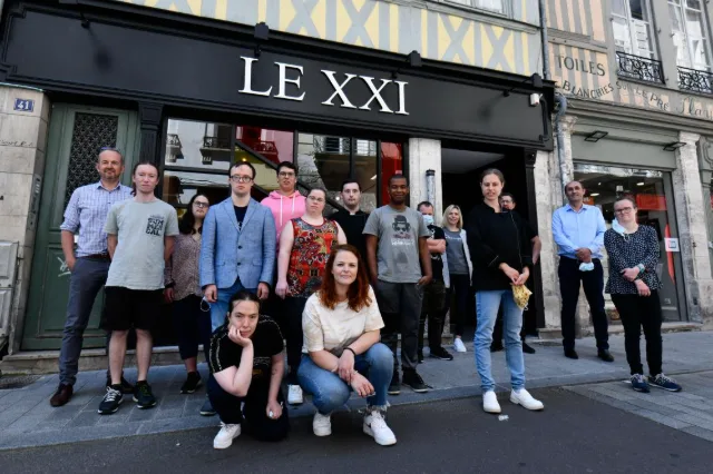 L’équipe du restaurant Le XXI réunie devant la façade de l’établissement