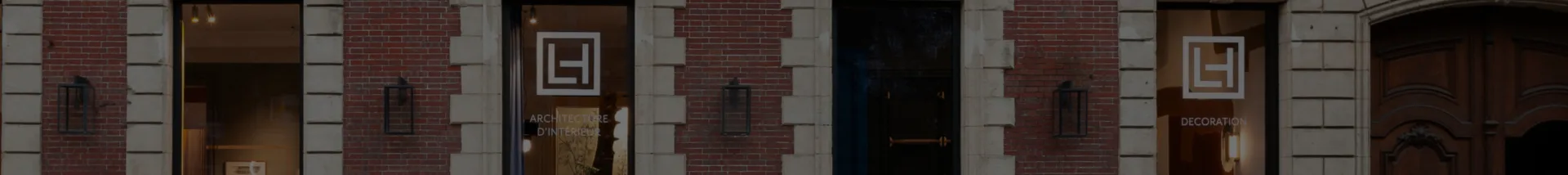 La devanture du studio, rue Jean Lecanuet à Rouen, éclairée le soir
