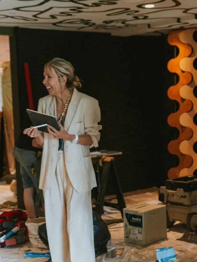 Laurence Hébert sur un chantier du studio